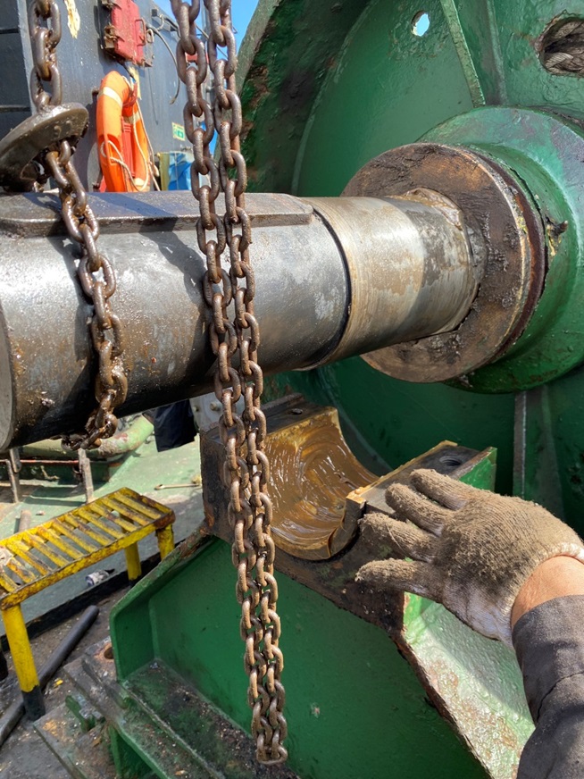 Apply oil the necessary positions while mooring winch overhaul.